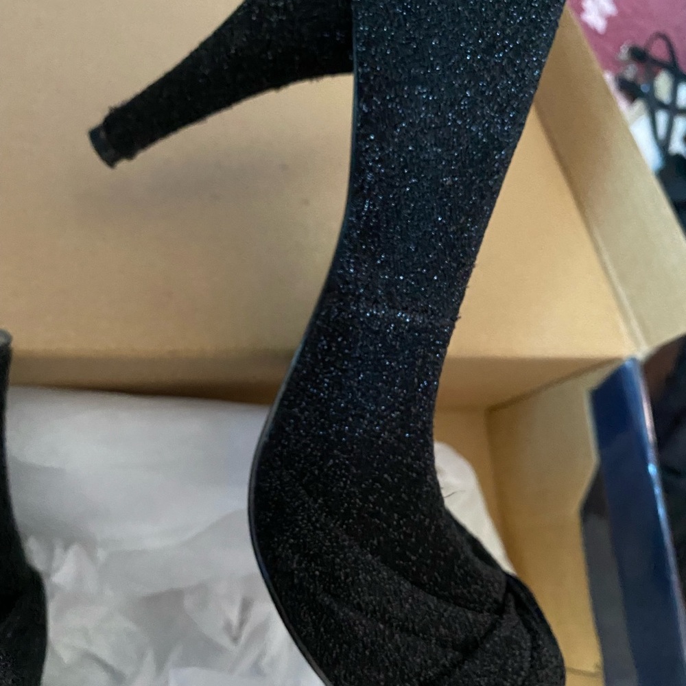 Sparkly glitter heels. Black and sliver size 8